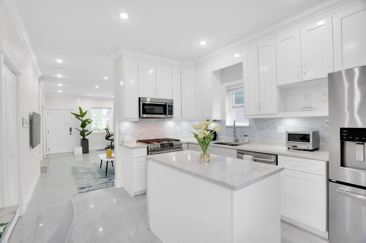 Holiday home Family-Friendly, 3 Bed House - Private Backyard-Central Location Vancouver Canada