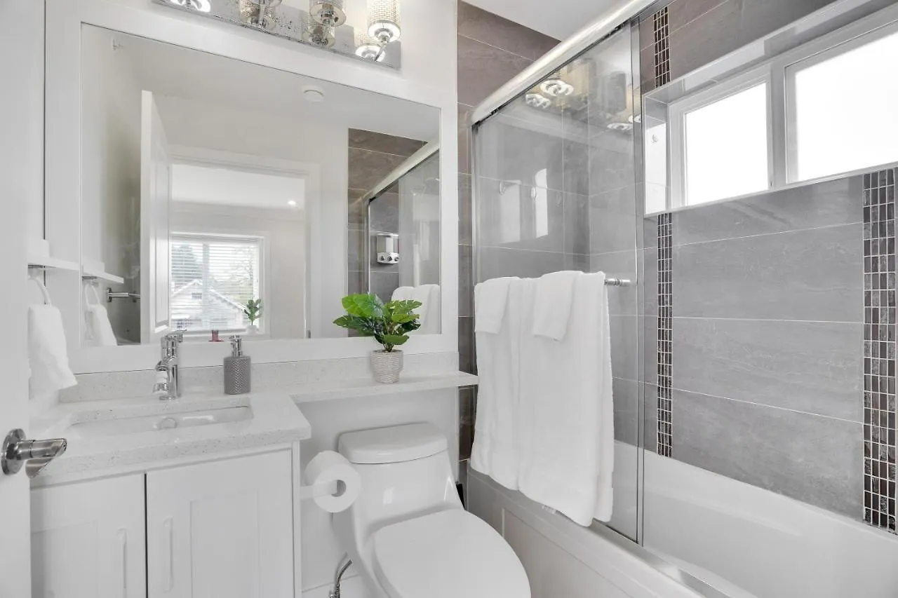 Holiday home Family-Friendly, 3 Bed House - Private Backyard-Central Location Vancouver