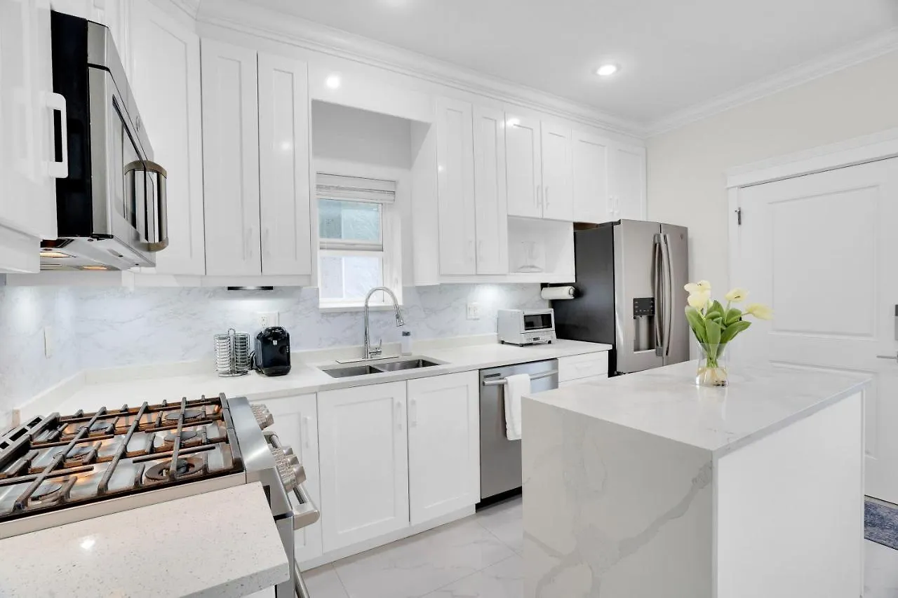 Family-Friendly, 3 Bed House - Private Backyard-Central Location Vancouver Holiday home