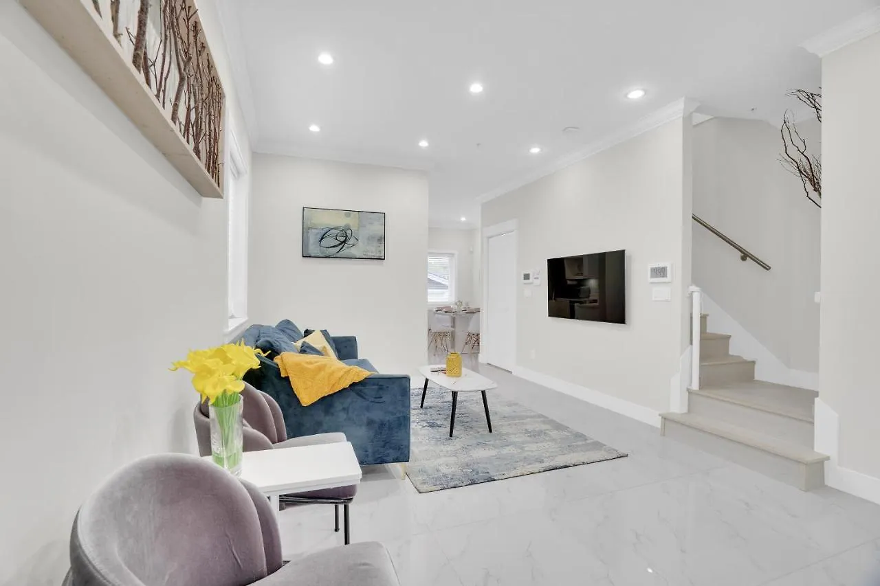 Holiday home Family-Friendly, 3 Bed House - Private Backyard-Central Location Vancouver
