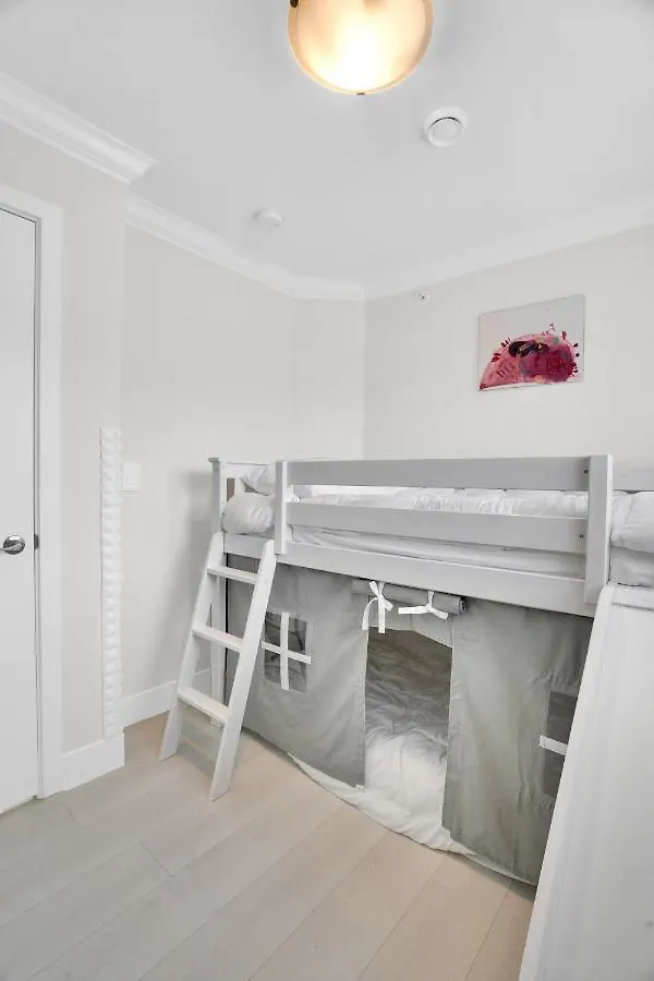 Family-Friendly, 3 Bed House - Private Backyard-Central Location Vancouver Holiday home
