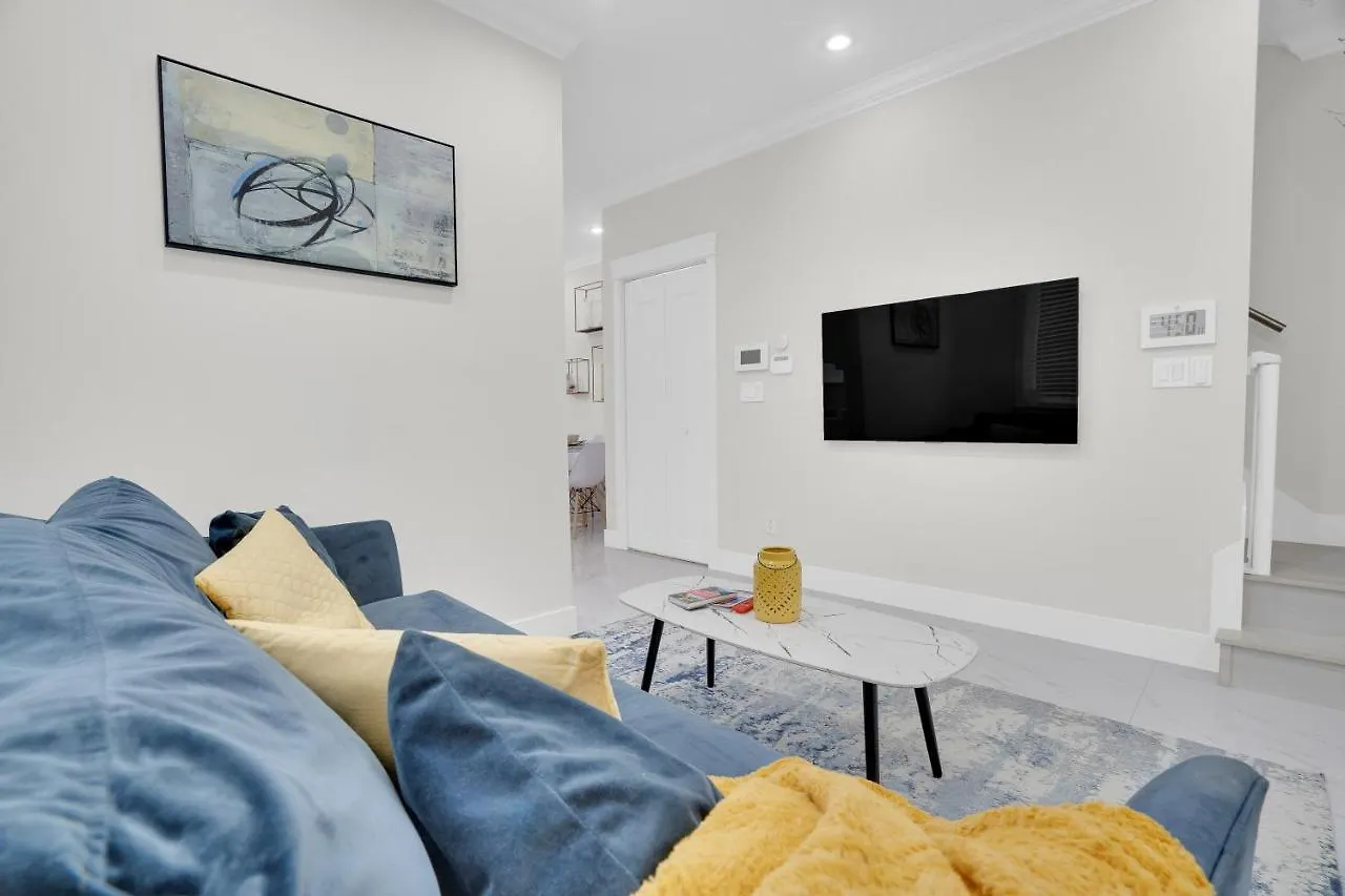 Family-Friendly, 3 Bed House - Private Backyard-Central Location Vancouver 0*,  Kanada